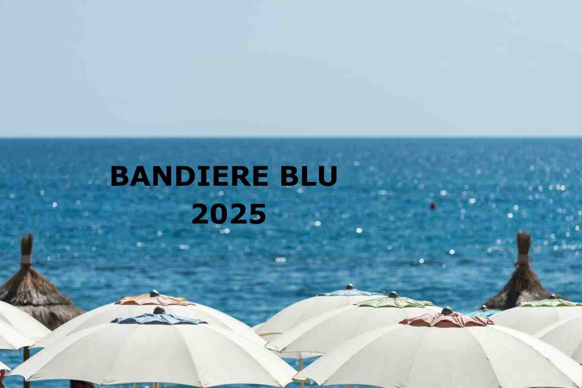 mare e ombrelloni, sritta baldiere blu 2025