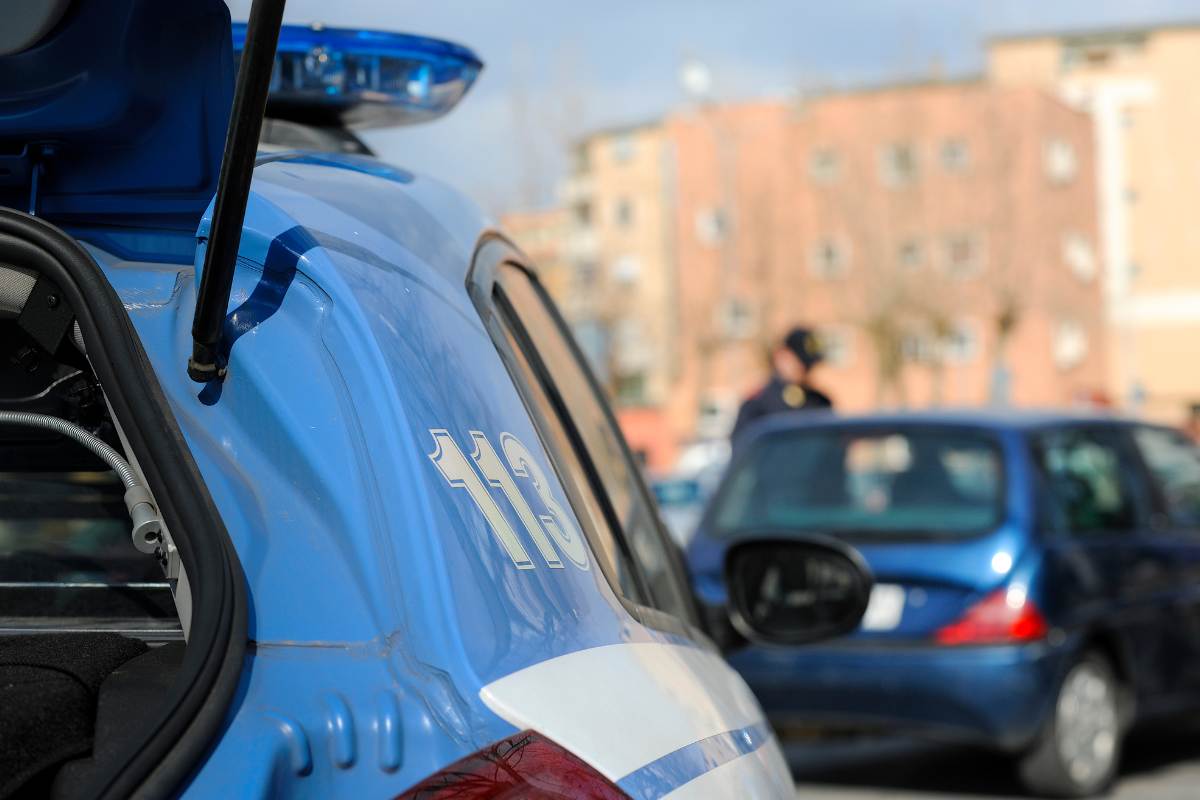 Pattuglia della polizia che ferma un'auto per un controllo
