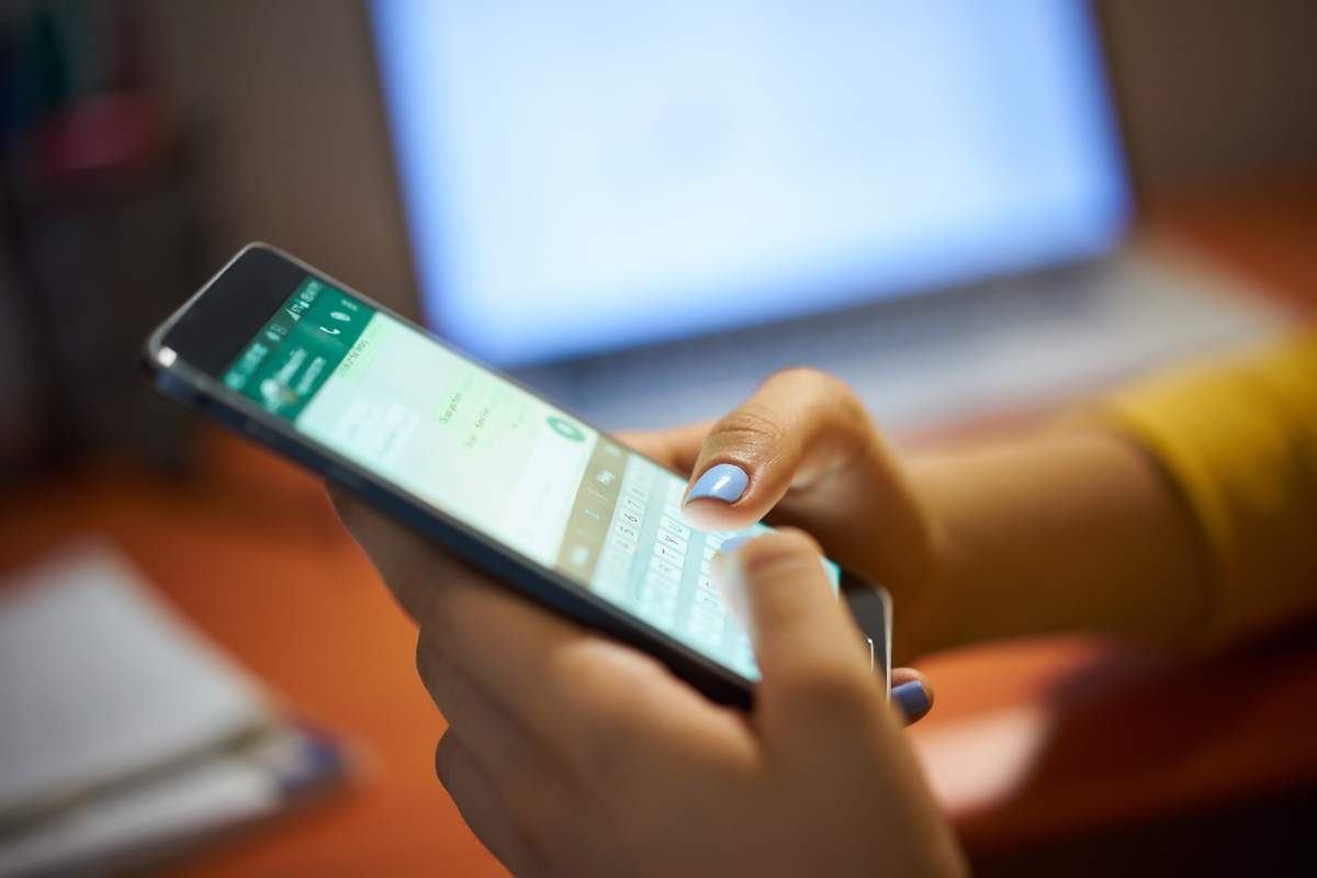 Pulsante AI su WhatsApp, Meta denunciata in Italia: cosa sta accadendo