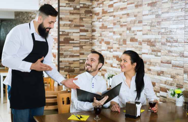 cameriere e clienti con menù