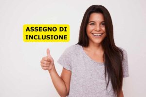 ragazza sorridente, scritta assegno inclusione