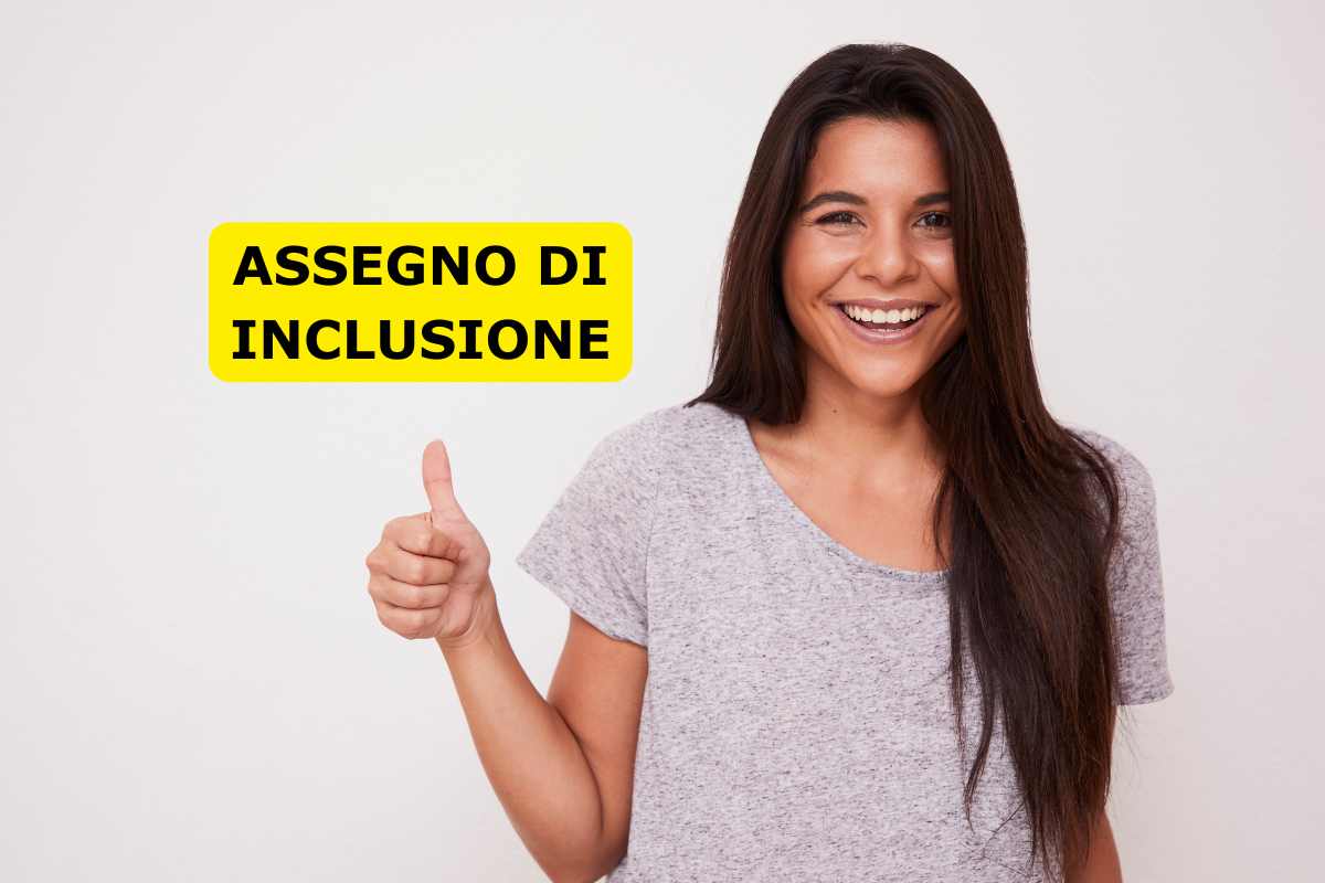 ragazza sorridente, scritta assegno inclusione