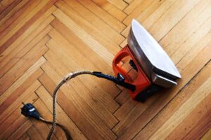 ferro da stiro sul parquet