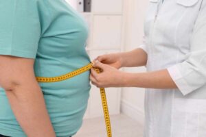 misurazione addome persona obesa