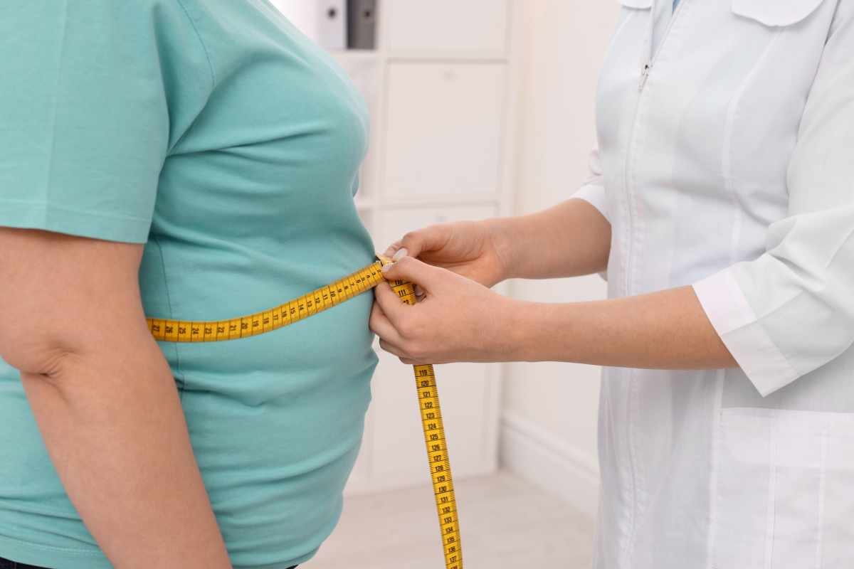 misurazione addome persona obesa