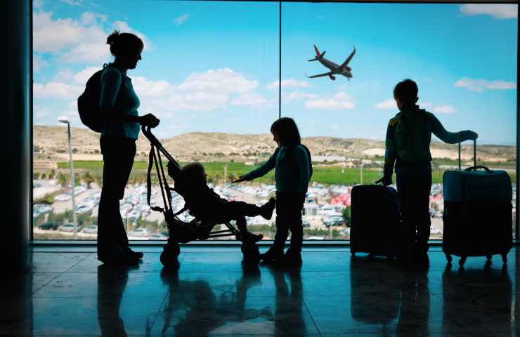 famiglia in aeroporto