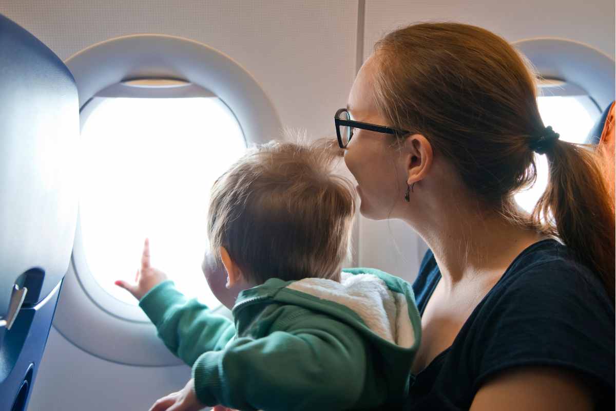 mamma e bambino in aereo